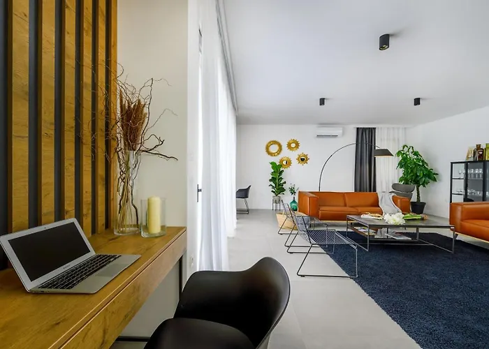 Luxury Yara - Private Heated Pool, Split