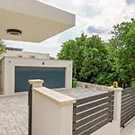 Luxury Yara With Private Heated Pool Near Split