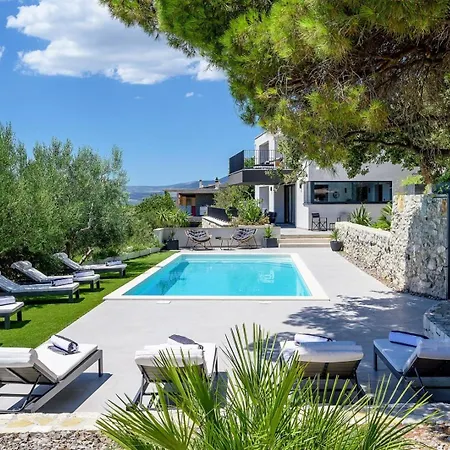 Luxury Yara With Private Heated Pool Near Split