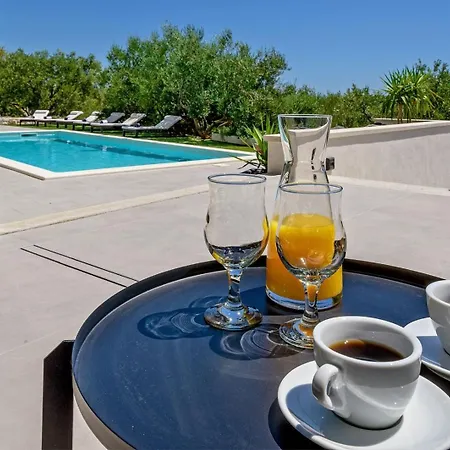 Luxury Yara With Private Heated Pool Near Split