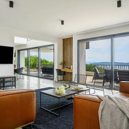 Luxury Yara With Private Heated Pool Near Split *