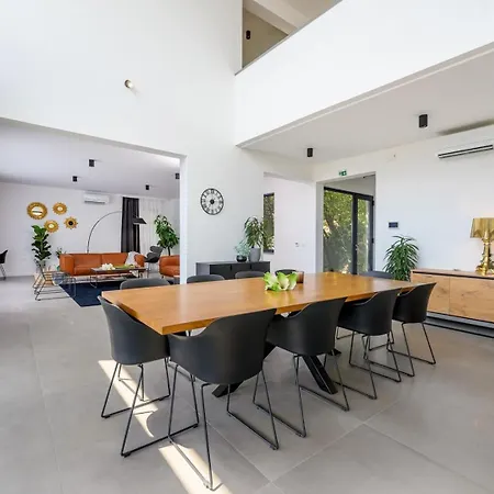 Villa Luxury Yara With Private Heated Pool Near Split