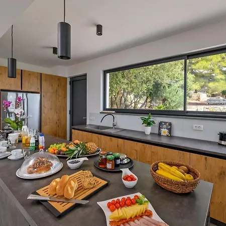 Luxury Yara With Private Heated Pool Near Split Kaštela