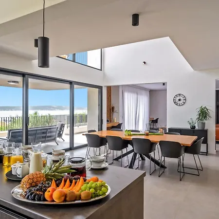 Luxury Yara With Private Heated Pool Near Split Kaštela