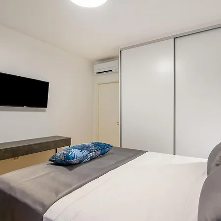 Luxury Yara With Private Heated Pool Near Split *