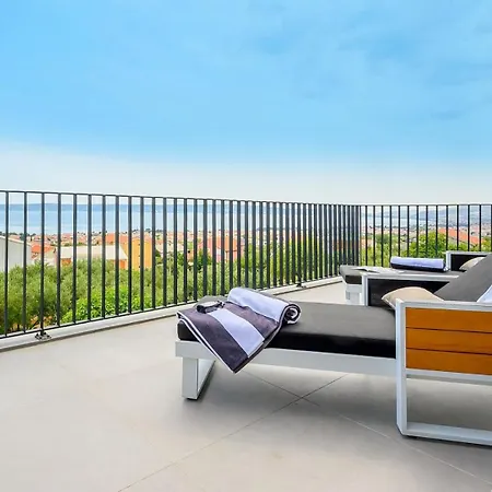 Luxury Yara With Private Heated Pool Near Split Kaštela