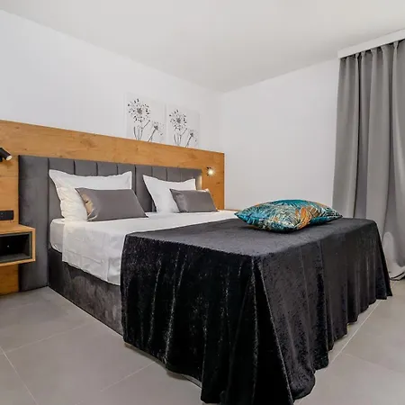 Villa Luxury Yara With Private Heated Pool Near Split *