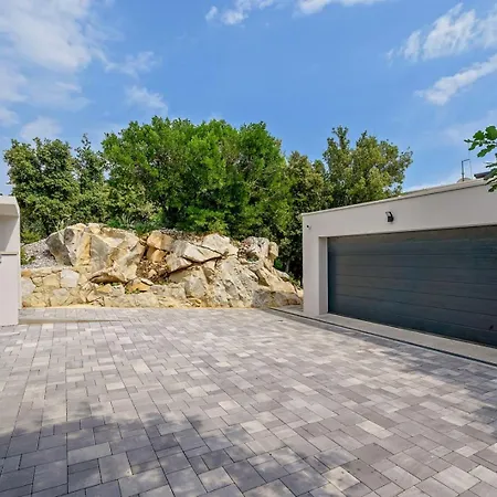 Villa Luxury Yara With Private Heated Pool Near Split *