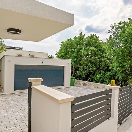 Luxury Yara With Private Heated Pool Near Split
